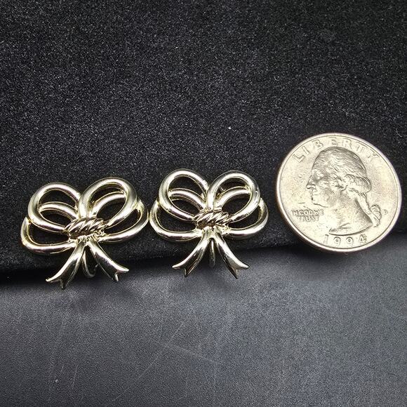 Sarah Coventry Bow Earrings Clip On Light Gold Tone Vintage - Picture 5 of 8